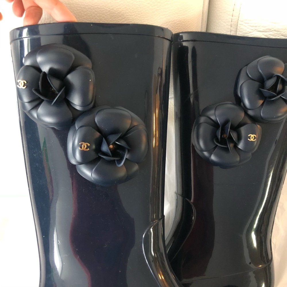 Chanel Camellia Navy Blue Rain Boot fits 6-6.5-7 - Picture 7 of 8